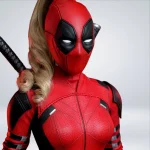 FIGURA LADYPOOL DEADPOOL & WOLVERINE HOT TOYS - Imagen 8